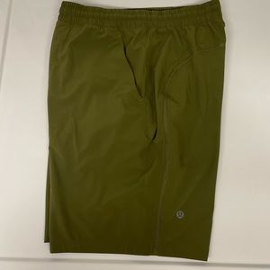 Men's Lululemon 9" Small Breaker Lined Shorts.